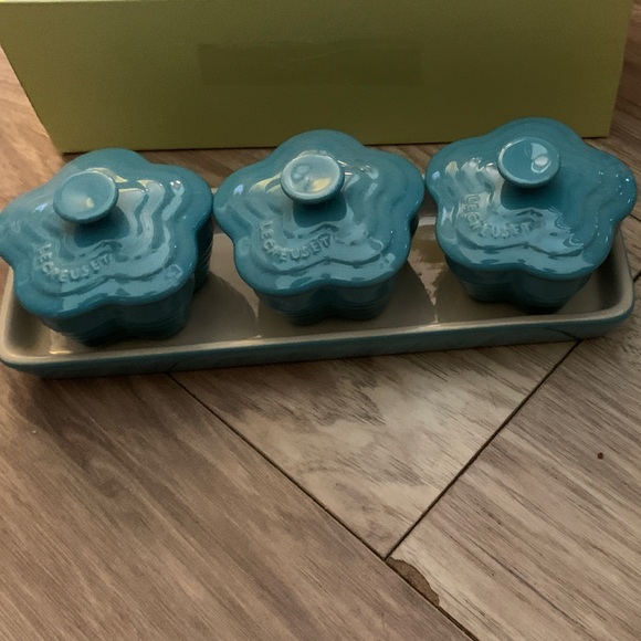 Le Creuset Blue Petite Ramekins with Tray Fleur Collection - Picture 5 of 10